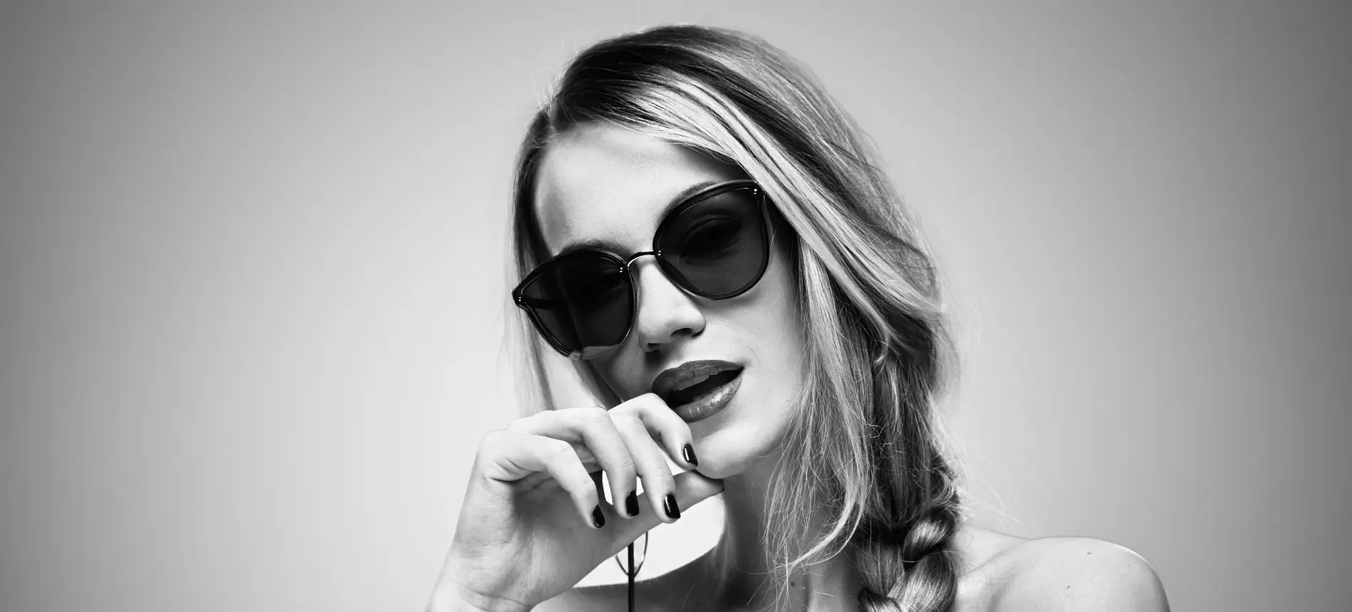 Mujer con gafas de sol de Milano Group, retrato de estudio